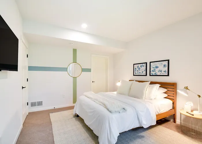 The Linden, Large & Luxurious Galena Escape!